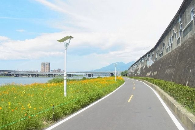 Riverside cycling path, Taipei / photo courtesy of Fujii Taiyo