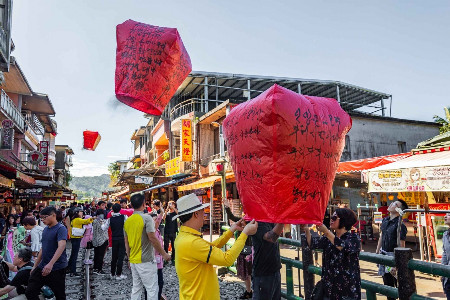 From Taipei: Shifen, Jiufen, and Yehliu Guided Day Trip