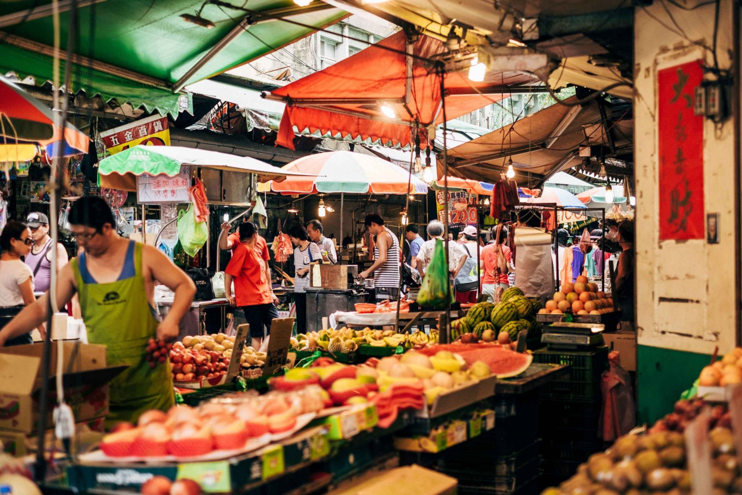 Iconic Food Tour: Local Street Food, Drinks & Sites