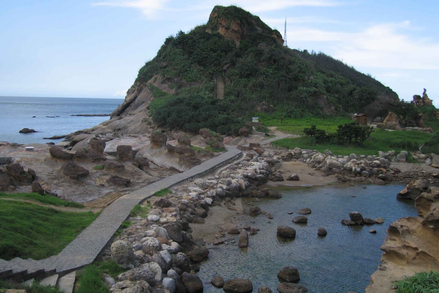 From Taipei: Yehliu Geopark and Keelung Harbor Guided Tour