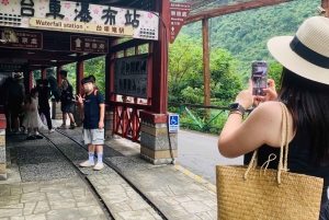 Taipei: 8 horas de tour particular em Wulai com Benz Vito