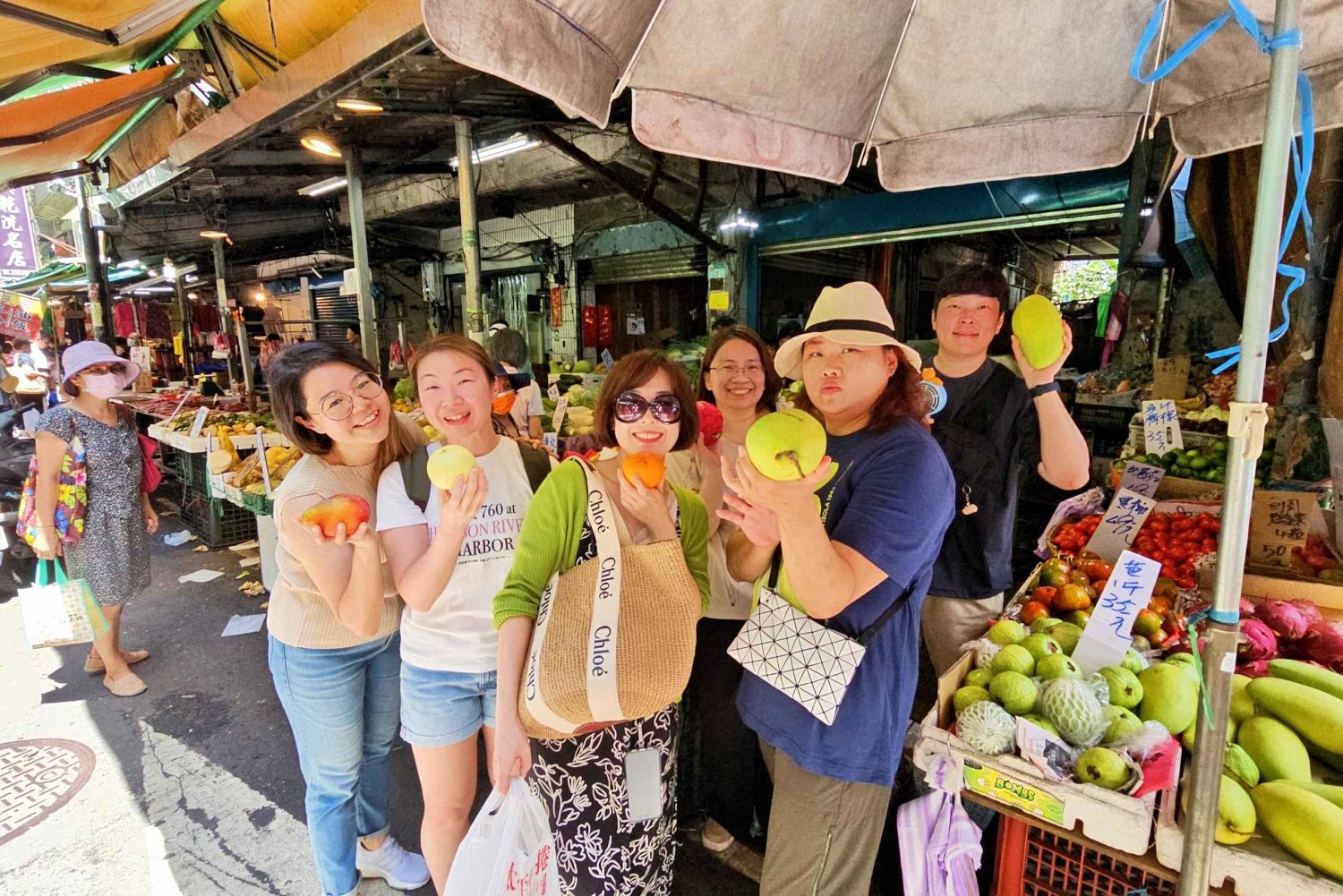 Taipei: Dadaocheng Market Tour & Taiwanese Cooking Class