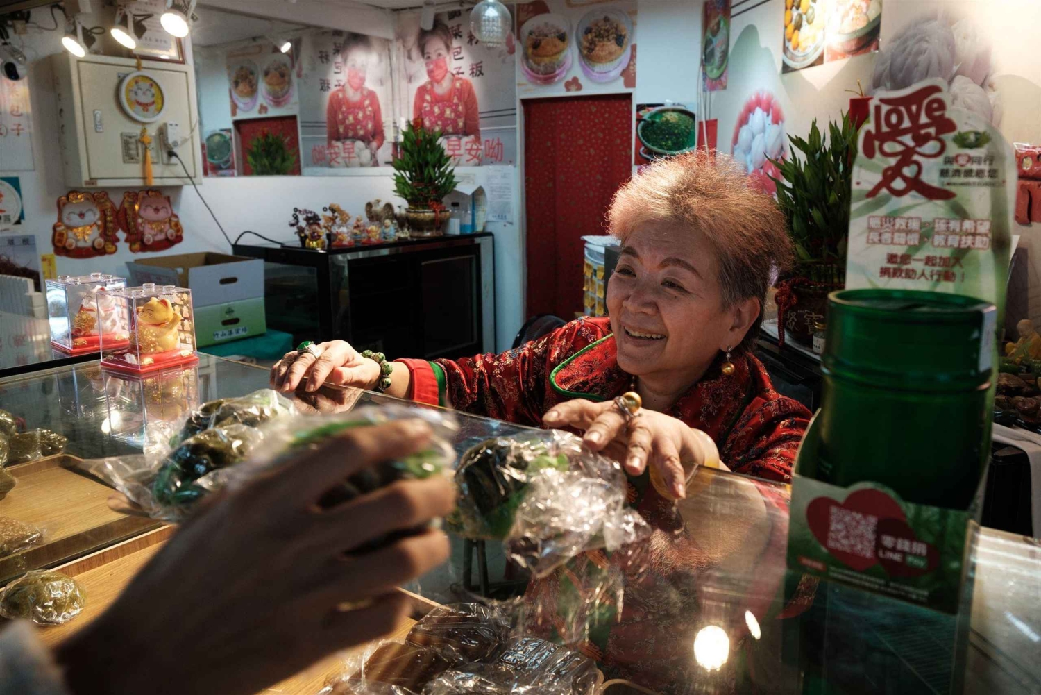 Taipei: Food Tour with Locals & 16+ Flavors (Small Group)