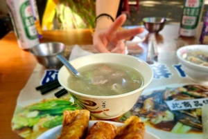 Taipei: Food Tour with Locals & 16+ Flavors (Small Group)