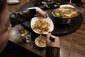 Taipei: Food Tour with Locals & 16+ Flavors (Small Group)