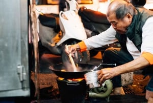 Taipei: Yansan Night Market Food Tour with Tastings