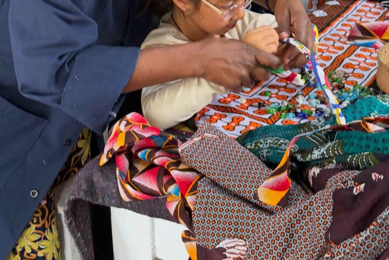 アルーシャ：トゥクトゥクに乗って楽しむ夜の文化と工芸品ツアー