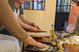 Arusha: Perinteinen tansanialainen ruoanlaittokurssi ja ruokamarkkinakierros