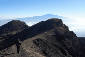 Arusha: Mount Meru 4-dagers vandretur med overnattingssted