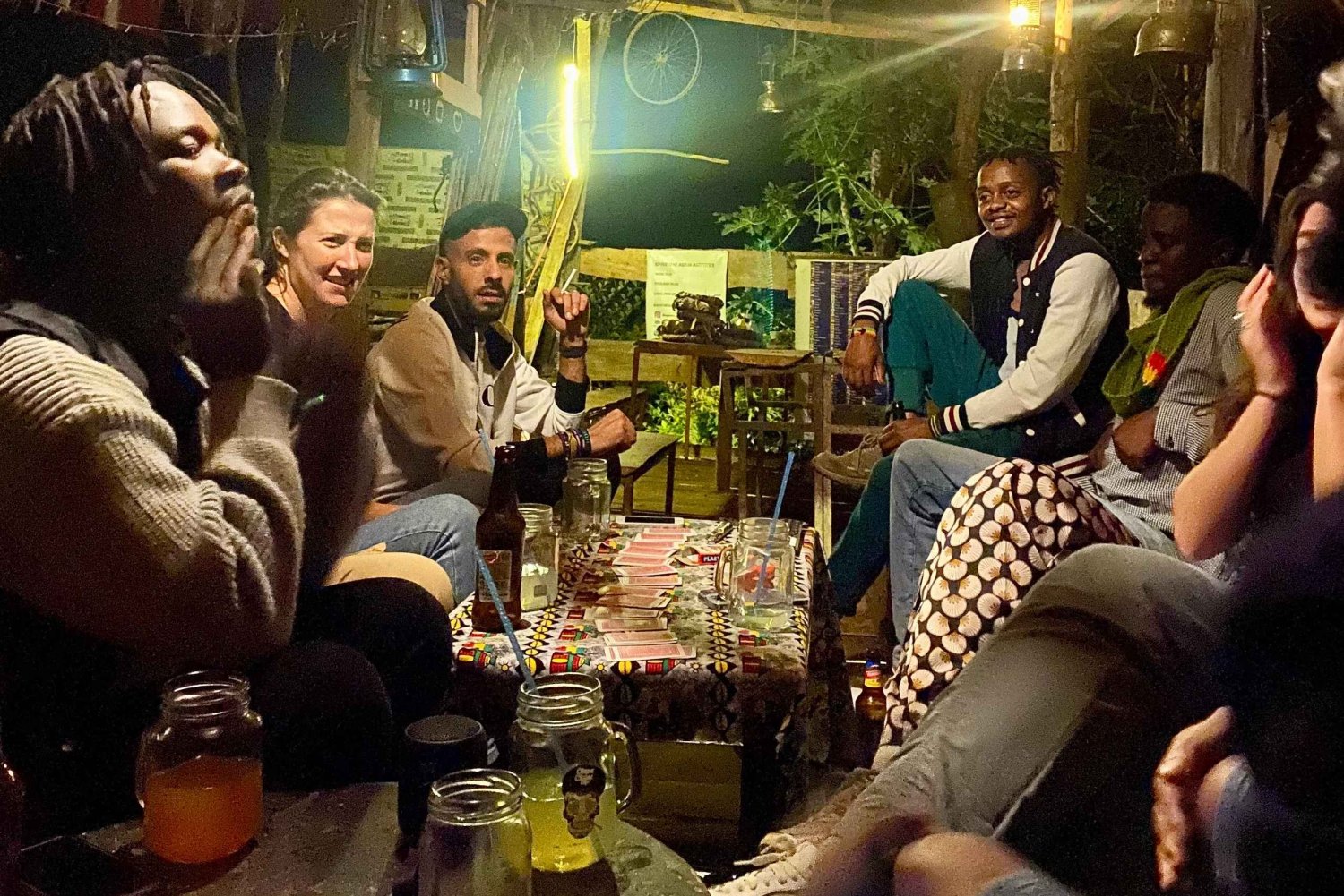 Aventura noturna em Arusha: jantar numa casa na árvore e passeio por clubes
