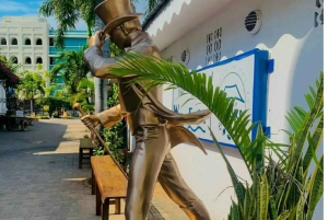 ダルエスサラーム：専用車による6時間の市内観光ツアー