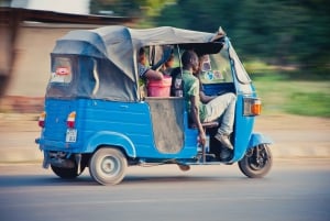 Dar es Salaam: Tuktuk-tur til Coco Beach med street food