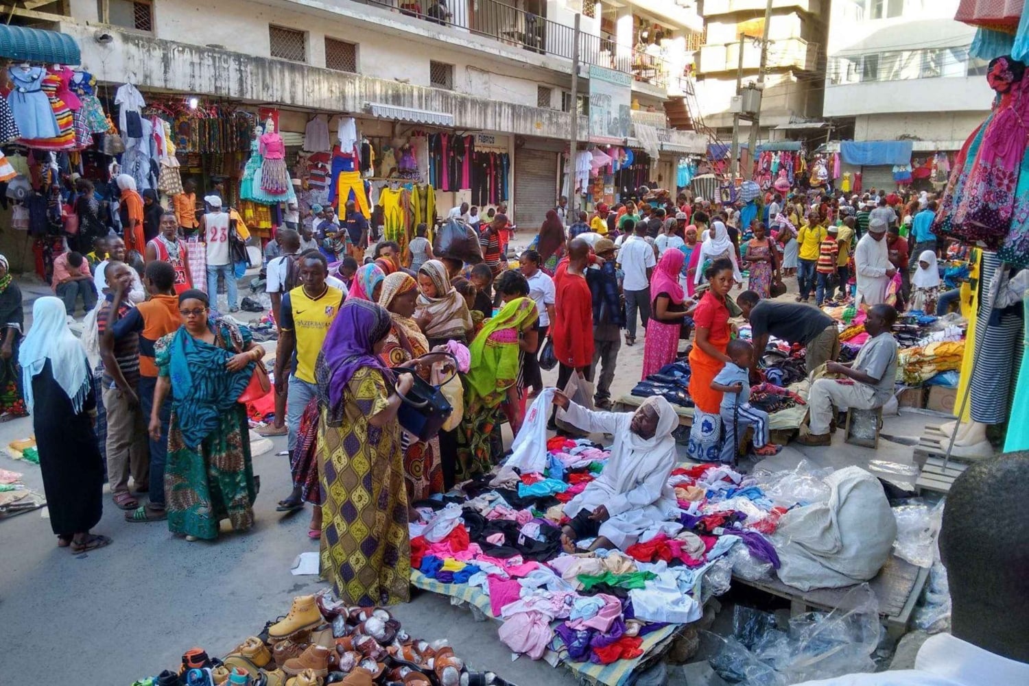 Dar es Salaam: kierros käytetyn tavaran markkinoilla