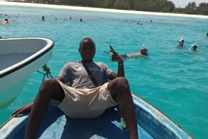 Delfintur och snorkling på ön Mnemba