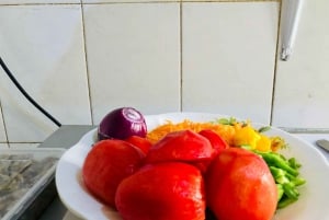 Cucina e mangia il cibo locale della Tanzania