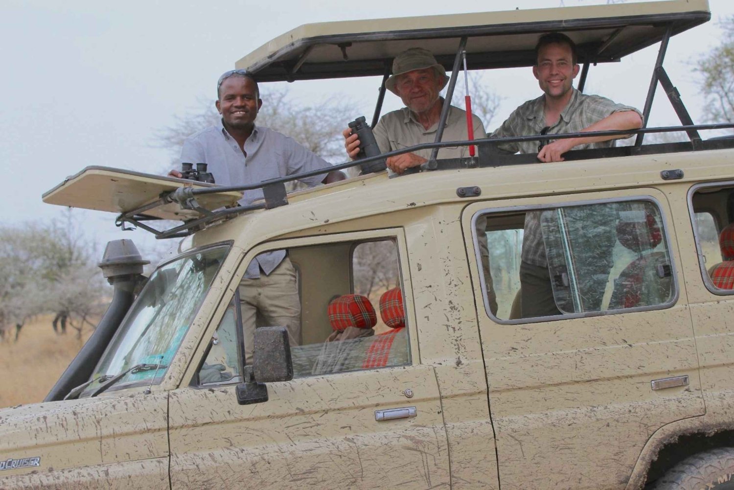 Desde Arusha: Tour de 2 días al lago Manyara y al cráter Ngorongoro