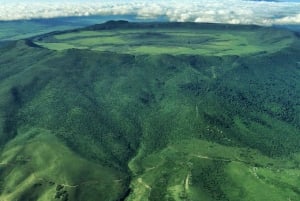 Desde Arusha: Tour de 2 días al lago Manyara y al cráter Ngorongoro