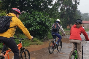 Passeio guiado de mountain bike pelo vilarejo de Arusha