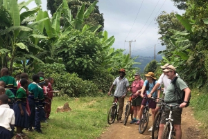 Excursión guiada en bicicleta de montaña por el pueblo de Arusha