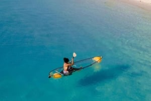 La playa de Kendwa; Un kayak transparente