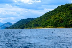 キゴマ：2日間ゴムベ国立公園チンパンジー・トレッキング