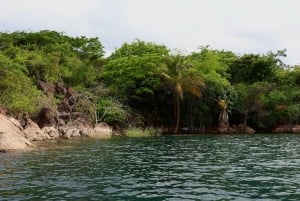 キゴマ：タンガニーカ湖ツアーとカヌー遊覧をお楽しみください