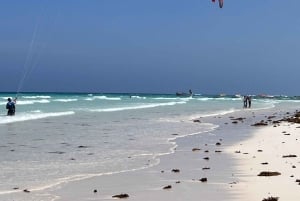 Кайтсерфинг: частные уроки напротив Мнембы, Занзибар — начинающие/средний уровень