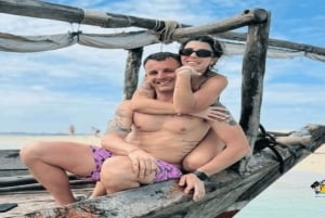 نونجوي السباحة والغطس مع السلاحف في بحيرات زنجبار في زنجبار