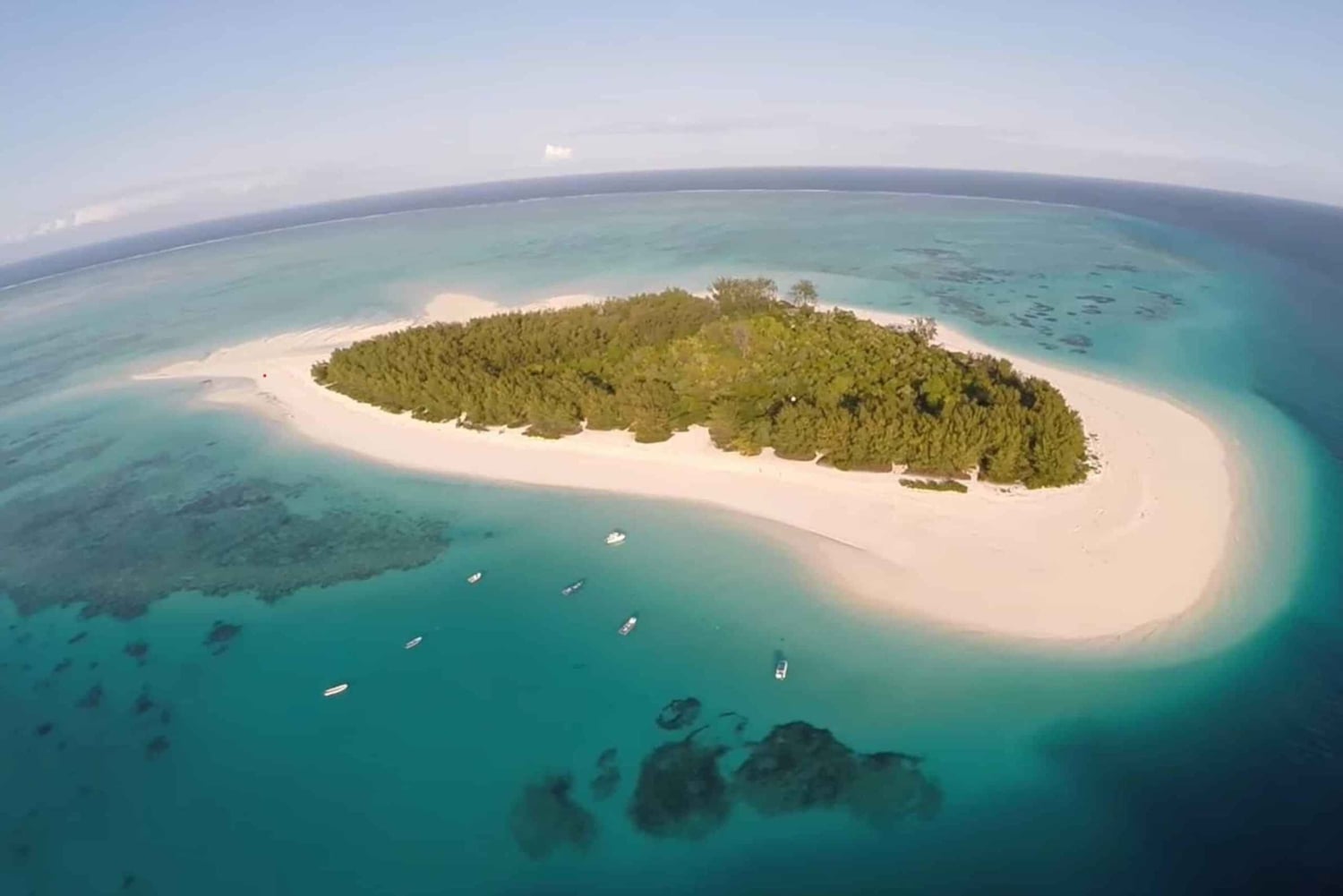 Mnemba z północy i wschodu pół dnia