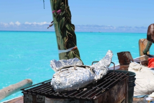 Excursión de un día a la isla de Mnemba con almuerzo a base de barbacoa y marisco