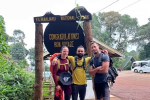 Randonnée d'une journée au camp de base du Kilimandjaro pour un petit groupe