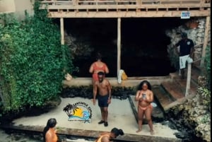 نونجوي السباحة والغطس مع السلاحف في بحيرات زنجبار في زنجبار