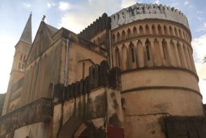 Vanha orjamarkkinat, anglikaaninen katedraali ja Freddie Mercuryn talo