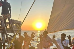 SALAAM-LUOLA: Ui kilpikonnien kanssa ja nauti illallinen The Rock -ravintolassa