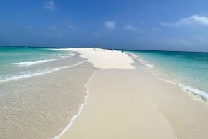 Isola della prigione e banco di sabbia della spiaggia di nakupenda