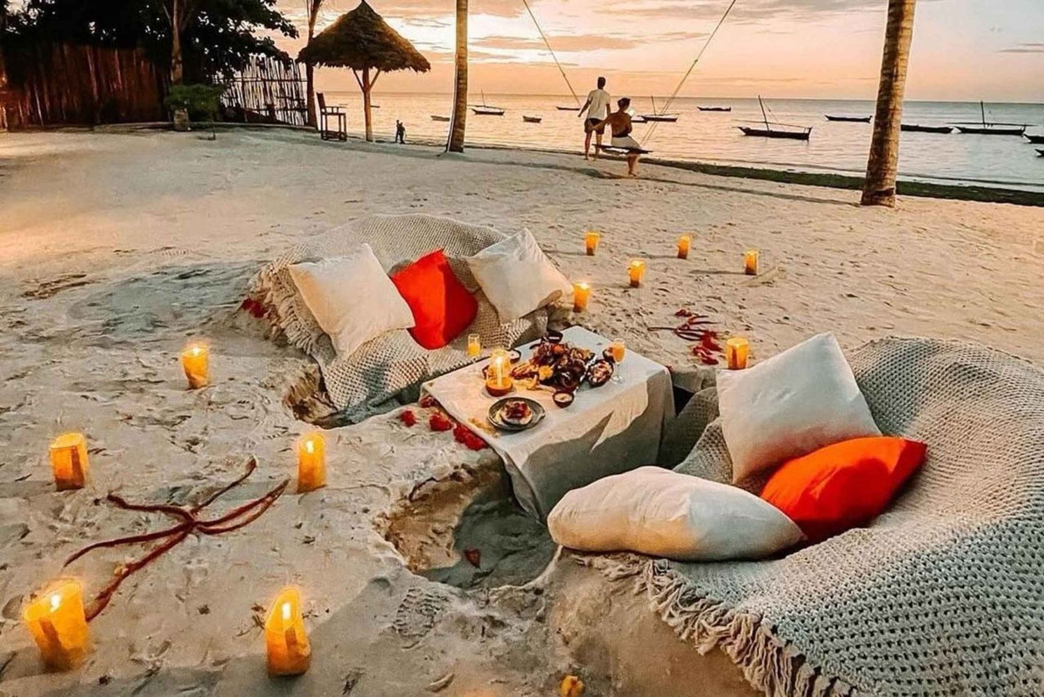 Cena romántica en la playa con fotos tomadas con dron