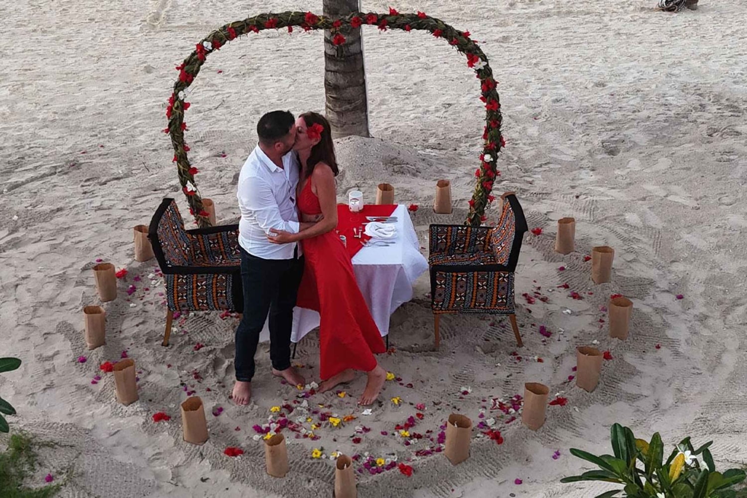 Cena romántica en la playa con fotos