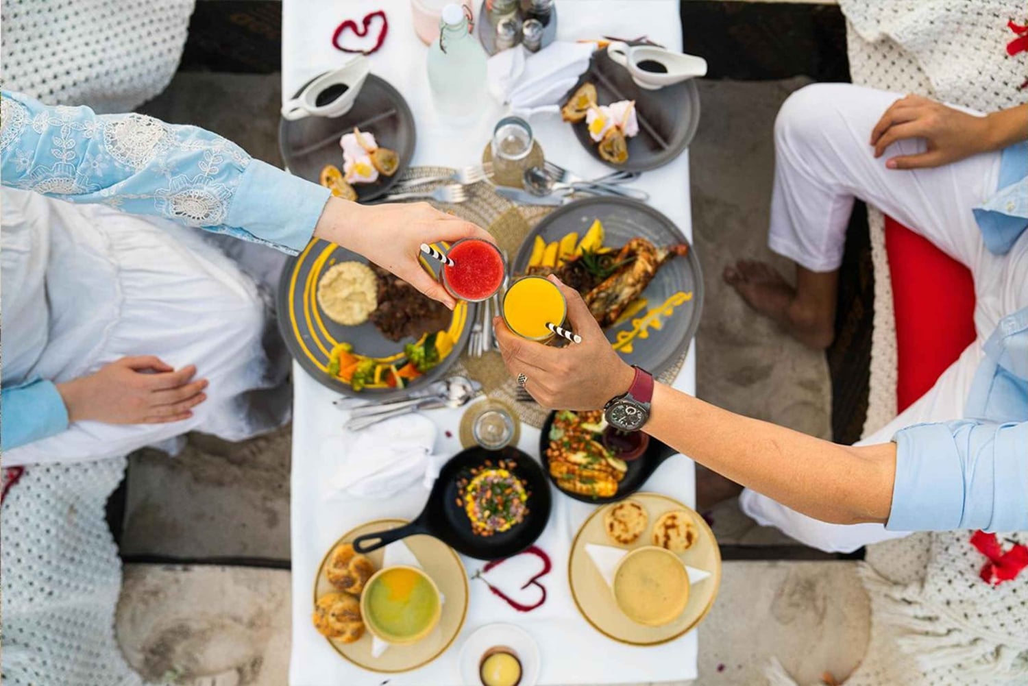 Cena romántica en la playa con fotos