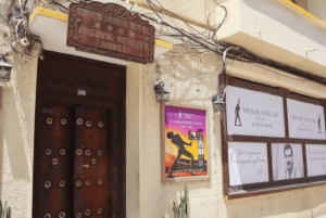 Zanzibar: Ui merikilpikonnien kanssa Lagoon Caven luolassa Nungwin kylässä