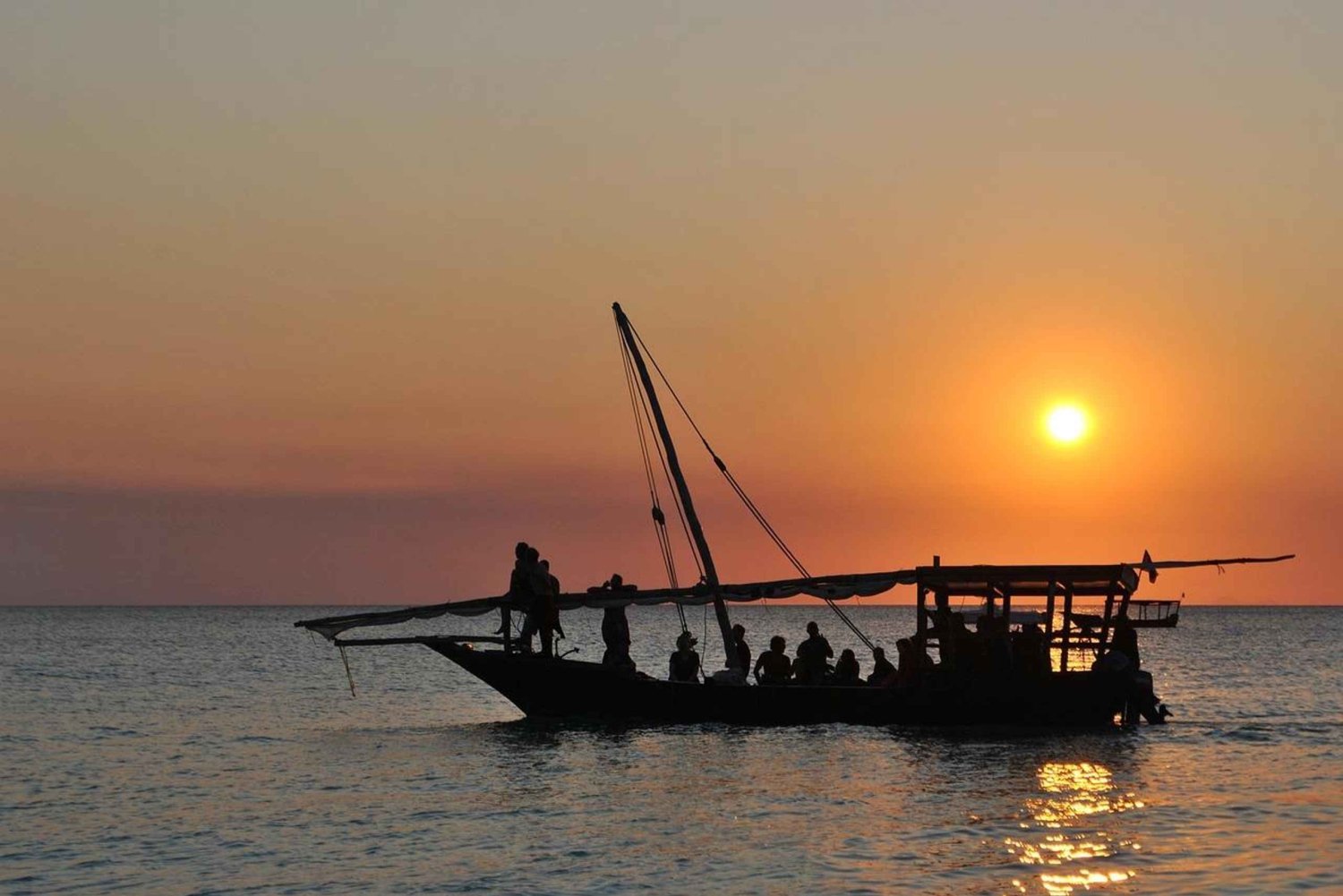 Stone Town: crociera al tramonto su un dhow con bevande, snack e musica