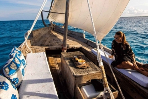 Kivikaupungin kierros, vankilasaari, auringonlasku ja yöllinen ruokatori