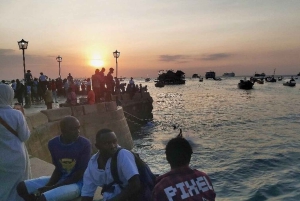 Kivikaupungin kierros, vankilasaari, auringonlasku ja yöllinen ruokatori