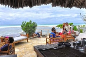 サラム洞窟、ムテンデビーチ、ザ・ロックでウミガメと泳ぎましょう