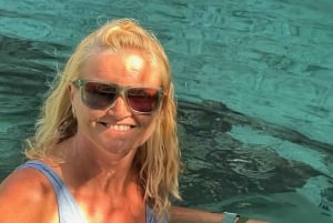 UINTI KILPIKONNIEN KANSSA SALAAMIN LUOLASSA KIZIMKAZIN ZANZIBARISSA