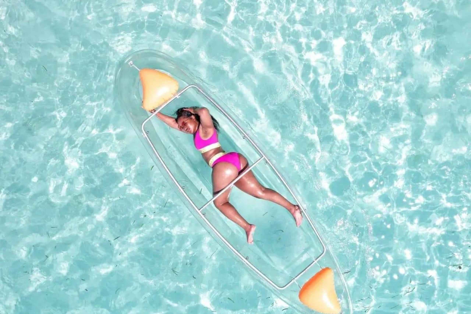 Gjennomsiktig kajakk med drone