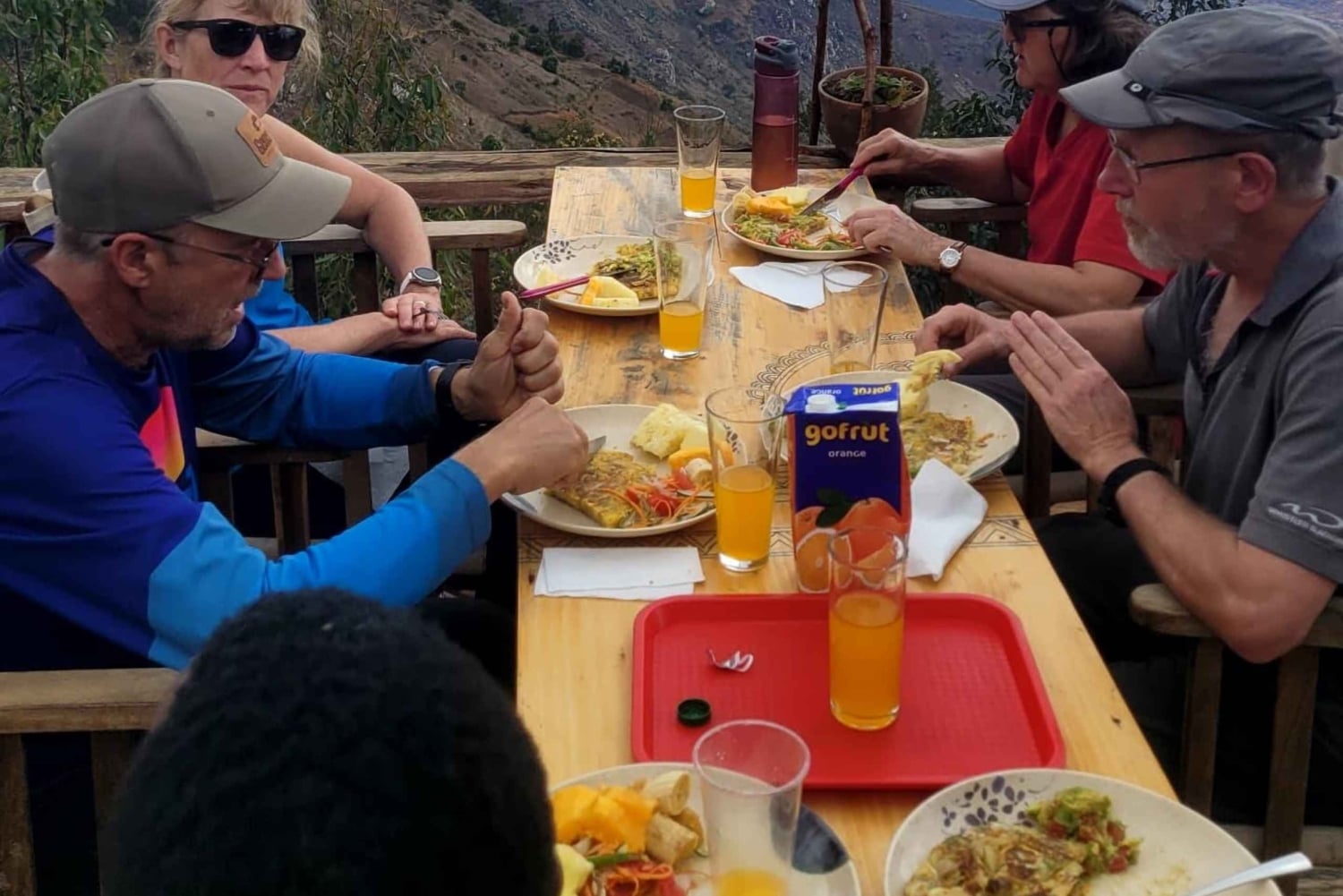 ウサムバラ:4日間のウサムバラ山脈トレッキングツアー