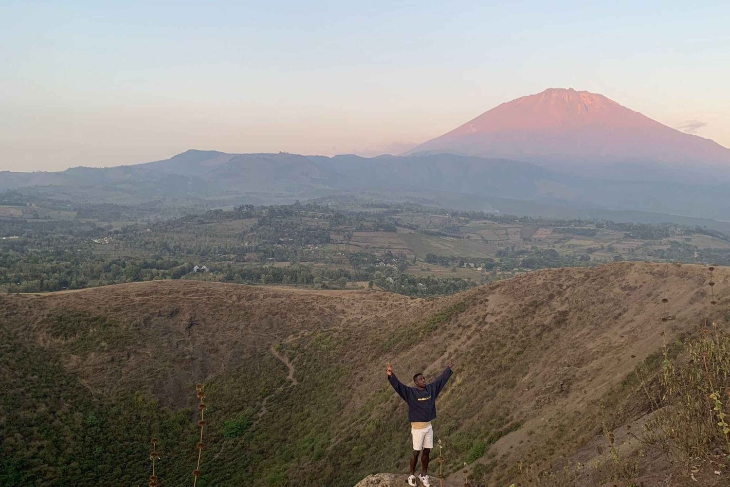 キングストン・アジアとキリマモトでの火山クレーターハイキング
