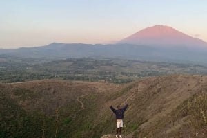 キングストン・アジアとキリマモトでの火山クレーターハイキング