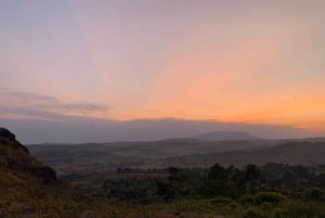 キングストン・アジアとキリマモトでの火山クレーターハイキング