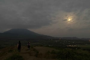 キングストン・アジアとキリマモトでの火山クレーターハイキング